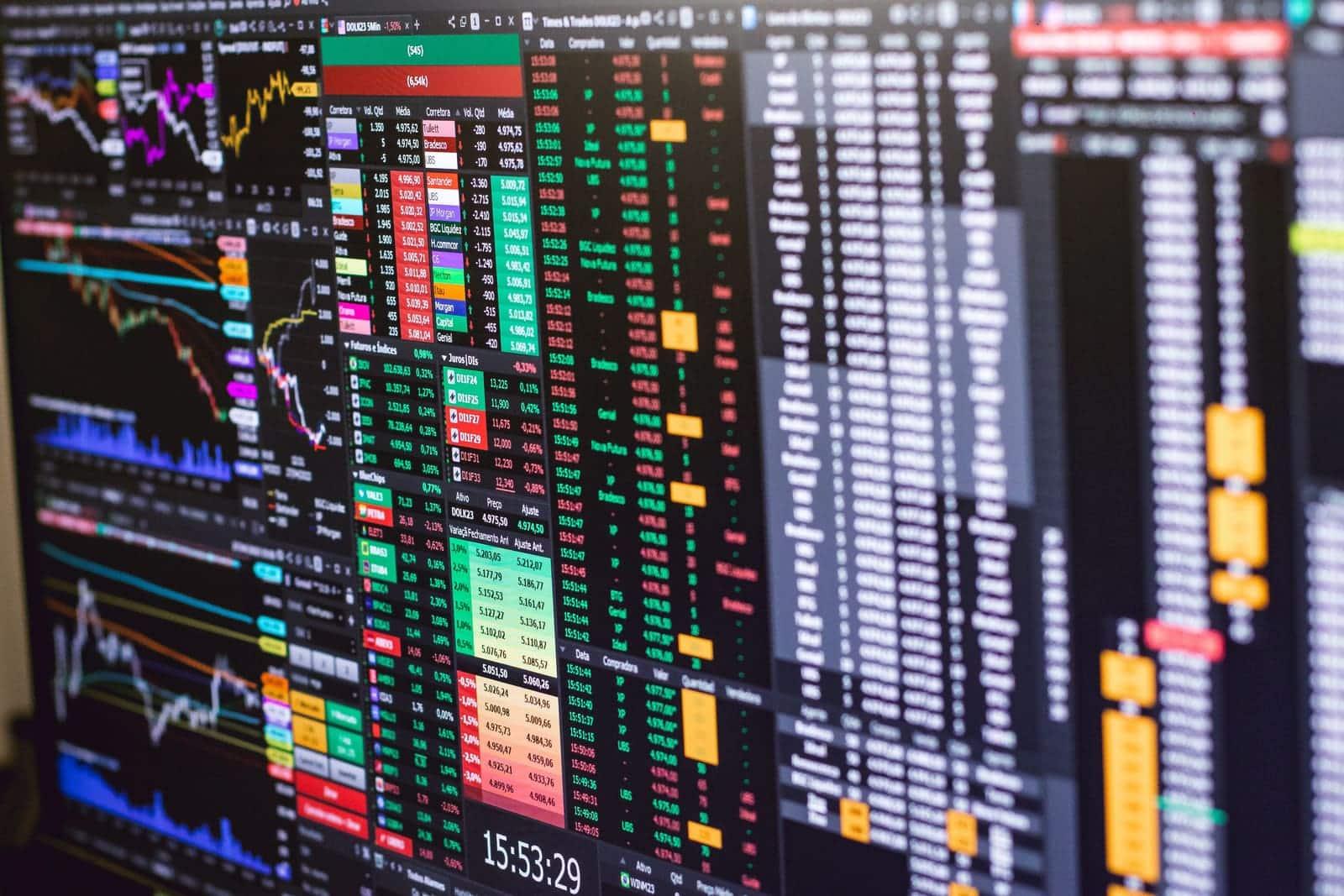 Pantallas de trading mostrando gráficos del mercado.