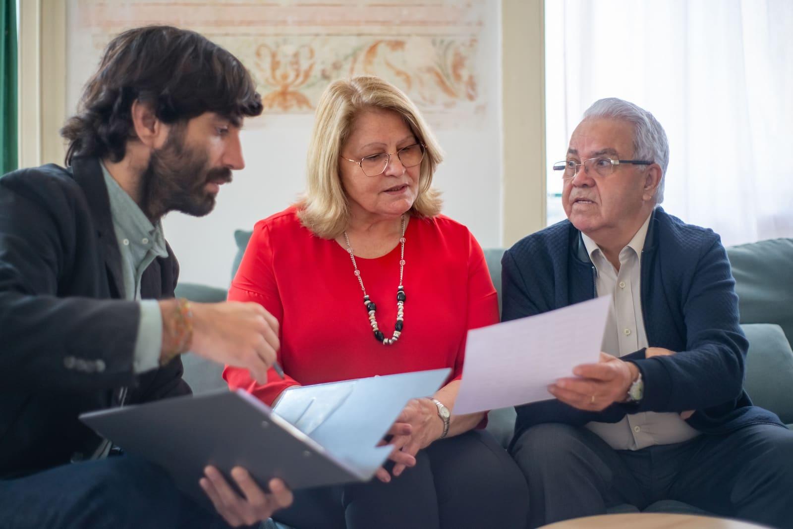 Un asesor revisando documentos con un cliente.